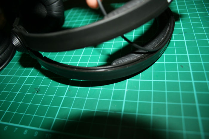 removing the sennheiser hd25 cable